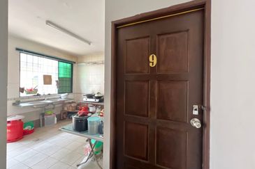 3 Storey Shoplot intermediate Jalan Song in Kuching for Sale