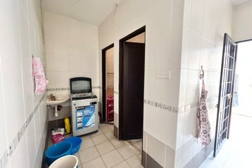 3 Storey Shoplot intermediate Jalan Song in Kuching for Sale