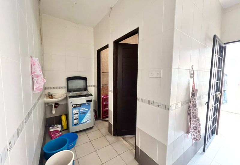 3 Storey Shoplot intermediate Jalan Song in Kuching for Sale