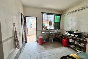 3 Storey Shoplot intermediate Jalan Song in Kuching for Sale