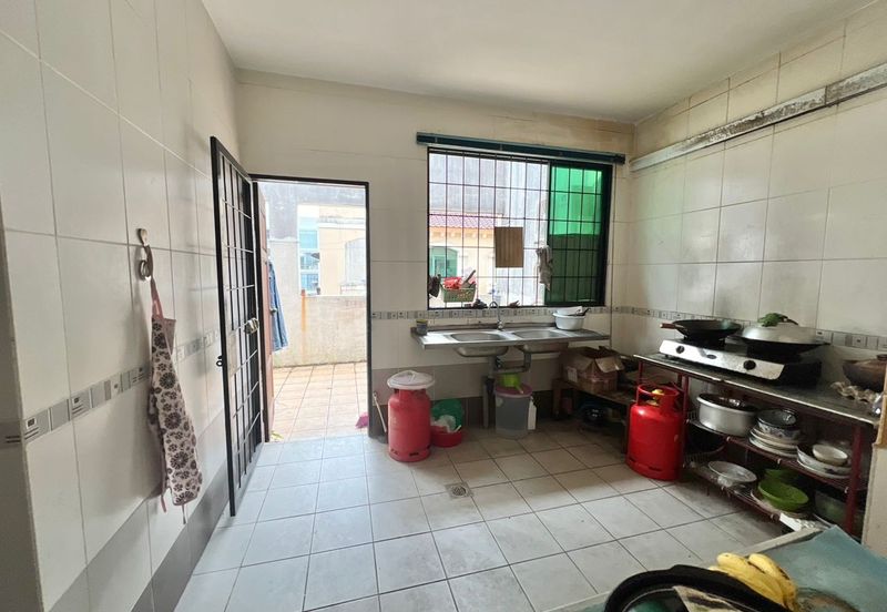 3 Storey Shoplot intermediate Jalan Song in Kuching for Sale