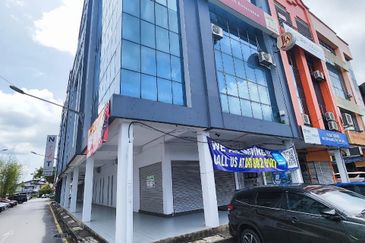 Ground floor corner shoplot at Jalan Keretapi in Kuching for Rent