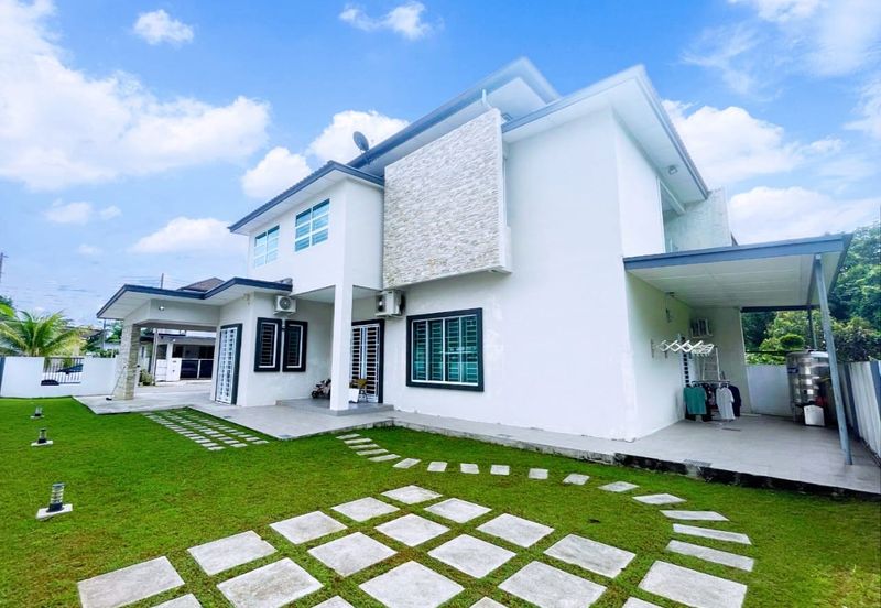 Double storey semi detached at field force in Kuching for Sale