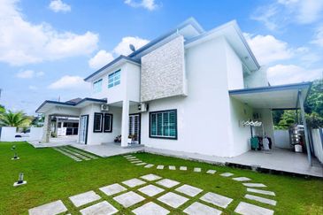 Double storey semi detached at field force in Kuching for Sale