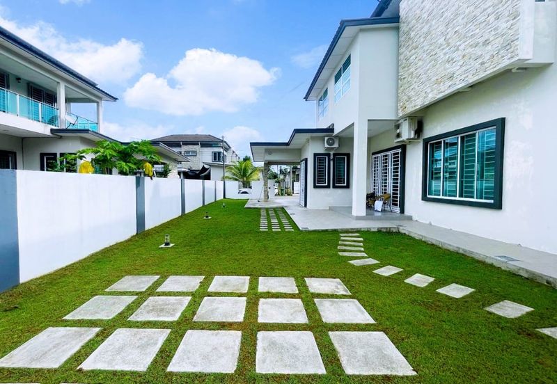 Double storey semi detached at field force in Kuching for Sale