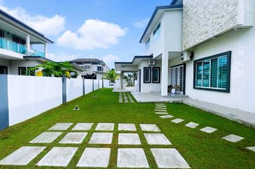 Double storey semi detached at field force in Kuching for Sale