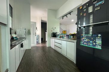 Double storey semi detached at field force in Kuching for Sale