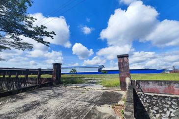 Land at 4.5 mile facing main road in Kuching for rent