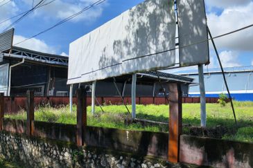 Land at 4.5 mile facing main road in Kuching for rent