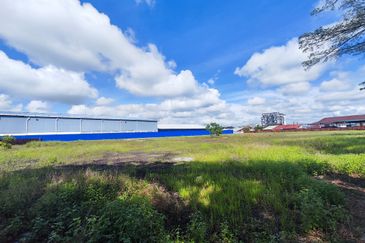 Land at 4.5 mile facing main road in Kuching for rent