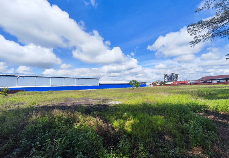 Land at 4.5 mile facing main road in Kuching for rent