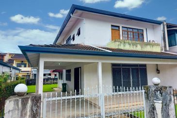 Double storey semi d at rock road in Kuching for Sale