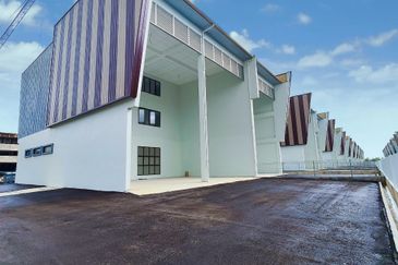 3 Storey Semi-Detached Showroom cum Office at Pine Square 66 Light Industry Park for Rent