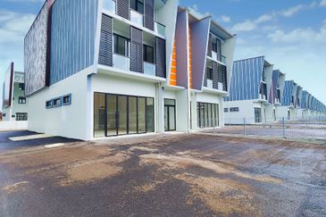 3 Storey Semi-Detached Showroom cum Office at Pine Square 66 Light Industry Park for Rent