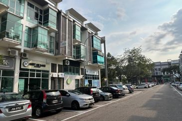 Pusat Perdagangan Danga Utama