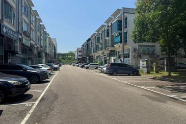 Pusat Perdagangan Danga Utama