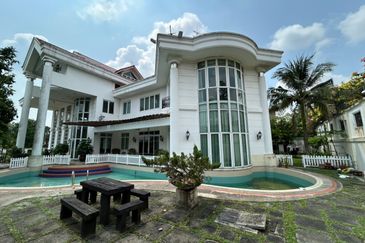 Stulang Laut / Darat