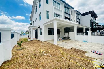 Kangkar Pulai 3 Storey Terrace House