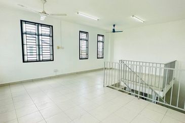 Kangkar Pulai 3 Storey Terrace House