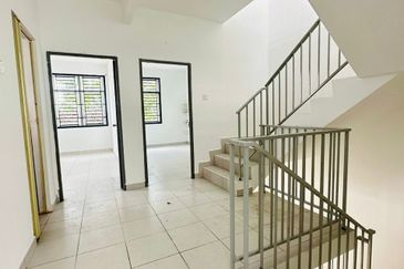 Kangkar Pulai 3 Storey Terrace House