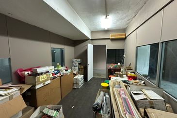 Shop Lot Corner Unit At Taman Lembah Maju 600 