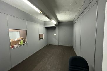 Shop Lot Corner Unit At Taman Lembah Maju 600 