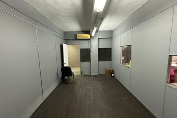 Shop Lot Corner Unit At Taman Lembah Maju 600 