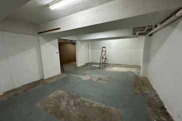 Shop Lot Corner Unit At Taman Lembah Maju 600 