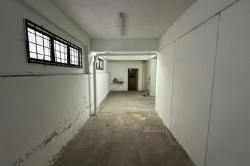 Shop Lot Corner Unit At Taman Lembah Maju 600 