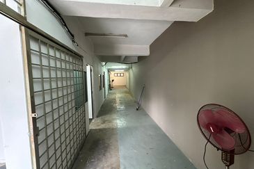 Shop Lot Corner Unit At Taman Lembah Maju 600 