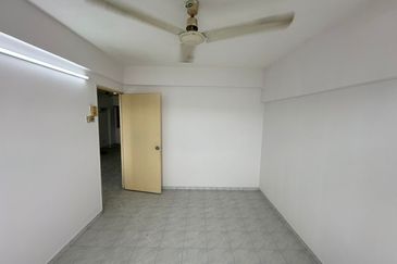 Flat Pandan Cahaya At Taman Cahaya Near LRT Cahaya