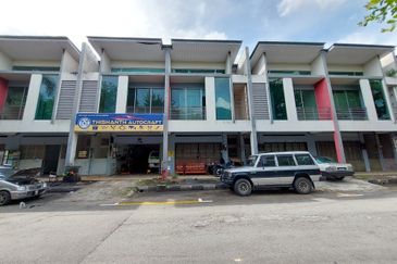 Shoplot near Aeon Big Falim, surrounded by commercial buildings and residential houses. 5 mins to Menglembu town.