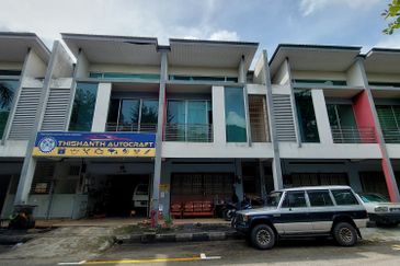 Shoplot near Aeon Big Falim, surrounded by commercial buildings and residential houses. 5 mins to Menglembu town.