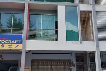 Shoplot near Aeon Big Falim, surrounded by commercial buildings and residential houses. 5 mins to Menglembu town.