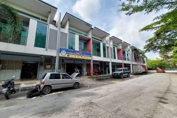 Shoplot near Aeon Big Falim, surrounded by commercial buildings and residential houses. 5 mins to Menglembu town.