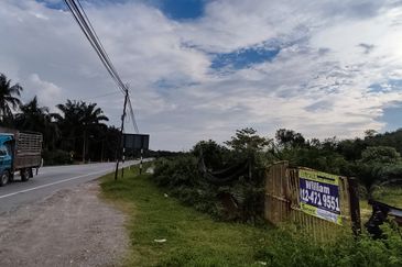4 acres of agriculture land off Jalan Tualang, Batu Tiga, excellent location for petrol station, fast food chain or other commercial activities etc