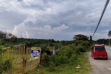 4 acres of agriculture land off Jalan Tualang, Batu Tiga, excellent location for petrol station, fast food chain or other commercial activities etc