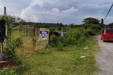 4 acres of agriculture land off Jalan Tualang, Batu Tiga, excellent location for petrol station, fast food chain or other commercial activities etc