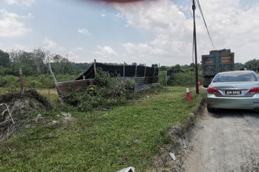 4 acres of agriculture land off Jalan Tualang, Batu Tiga, excellent location for petrol station, fast food chain or other commercial activities etc