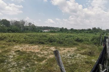 4 acres of agriculture land off Jalan Tualang, Batu Tiga, excellent location for petrol station, fast food chain or other commercial activities etc