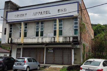 Double storey terrace shophouse, 2 units at Menglembu, for sale