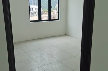 Semi detached house with basement at Ampang, Gunung Rapat areas, nice location for living your life 