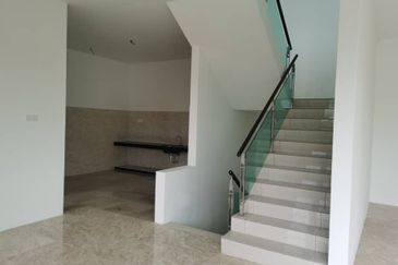 Semi detached house with basement at Ampang, Gunung Rapat areas, nice location for living your life 