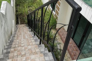 Semi detached house with basement at Ampang, Gunung Rapat areas, nice location for living your life 