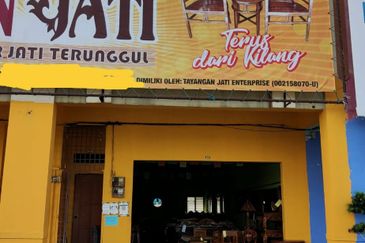 Double storey shoplot off Jln kuala Kangsar, Ipoh, neighbouring Kok Thai restaurant, diagonally opposite the Winggarden Mural House, high visibility 