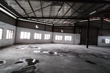 Industrial factory for sale (corner unit), land size12,000 sf with built-up about 8,000 sf, very good location, near Jalan Malim andto Aeon Big