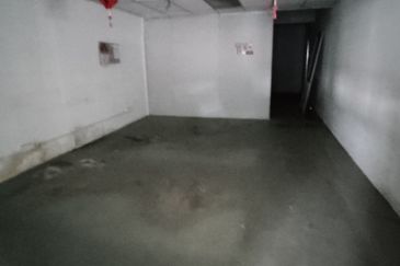 Industrial factory for sale (corner unit), land size12,000 sf with built-up about 8,000 sf, very good location, near Jalan Malim andto Aeon Big