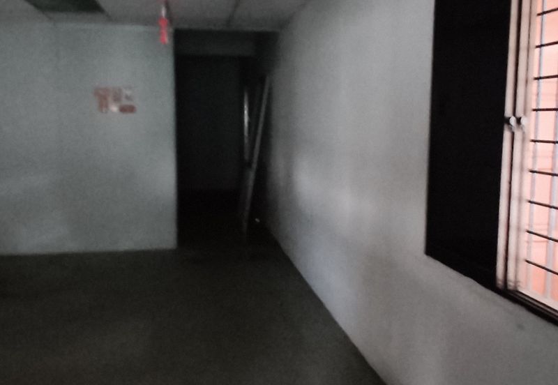 Industrial factory for sale (corner unit), land size12,000 sf with built-up about 8,000 sf, very good location, near Jalan Malim andto Aeon Big