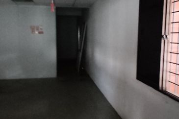 Industrial factory for sale (corner unit), land size12,000 sf with built-up about 8,000 sf, very good location, near Jalan Malim andto Aeon Big