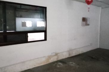 Industrial factory for sale (corner unit), land size12,000 sf with built-up about 8,000 sf, very good location, near Jalan Malim andto Aeon Big